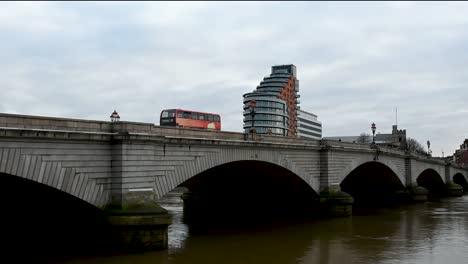 Transporte-Para-Autobuses-De-Londres-Cruzando-El-Puente-De-Putney,-Londres,-Reino-Unido