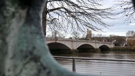 Blick-Auf-Alle-Heiligen-über-Die-Putney-Bridge,-London,-Vereinigtes-Königreich