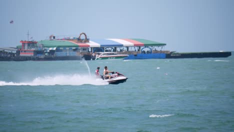 Divertirse-Mientras-Da-Un-Paseo-En-Moto-Acuática-En-La-Playa-De-Pattaya,-Un-Popular-Destino-Turístico-En-La-Provincia-De-Chonburi,-Tailandia,-En-El-Sudeste-Asiático.