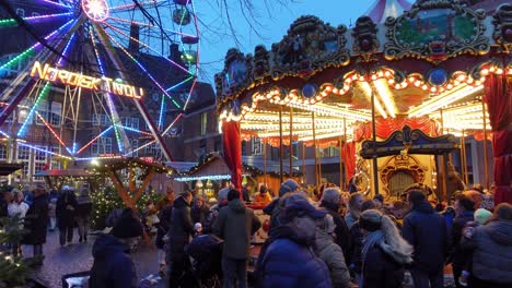 Blick-Auf-Den-Weihnachtsmarkt-Bei-Nacht