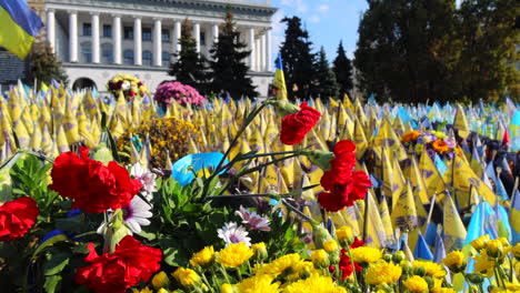 Chreschtschatyk-Straße-Mit-Blumen-Und-Ukrainischen-Gedenkfahnen-Mit-Namen-Gefallener-Soldaten-In-Kiew,-Ukraine,-Ehre-Für-Die-Soldaten,-Die-Während-Des-Russland-Ukraine-Krieges-Gestorben-Sind,-Ehrung-Der-Erinnerung,-4k