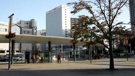 Passagiere-Warten-Auf-Den-Bus-Am-Bahnhof-Toyama-In-Japan