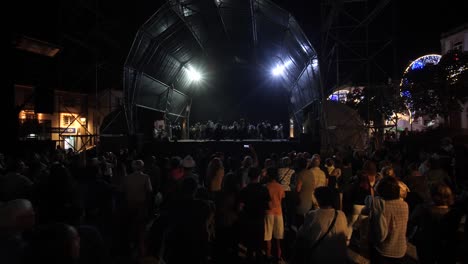 Traditional-Folklore-dance-live-on-stage-with-spectators-in-Portugal