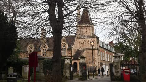 Pasee-Por-Sir-W-Powells-Almshouses,-Fulham,-Londres,-Reino-Unido