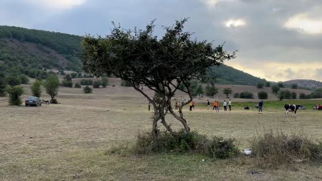 Gente-Local-Recreación-Picnic-Jugar-Voleibol-Al-Aire-Libre-Afuera-En-Un-Paisaje-Escénico-Colina-Verde-Bosque-De-Montaña-En-Clima-Nublado-Cielo-Azul-Clima-De-Montaña-Equipo-Liga-De-Deportes-Competencia-De-Juegos-Irán