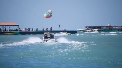 Einheimische-Und-Ausländische-Touristen-Beim-Gleitschirmfliegen-Und-Segeln-In-Schnellbooten-Am-Strand-Von-Pattaya,-In-Der-Provinz-Chonburi,-Thailand