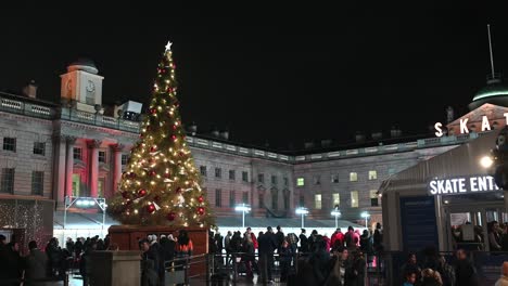 Patinar-Sobre-Hielo-En-Somerset-House,-Londres,-Reino-Unido.