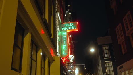 Nachtaufnahme-Der-Leuchtreklame-Am-Eingang-Des-Old-Nickel-Hotels-In-Amsterdam