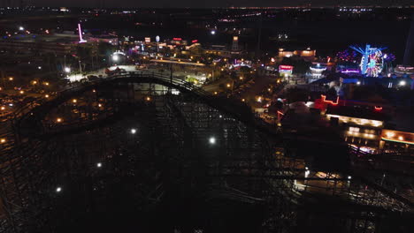 Flug-Um-Den-Vergnügungspark-Kemah-Boardwalk,-Nacht-In-Texas,-USA---Luftaufnahme