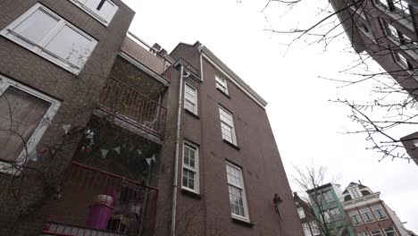 Scenic-wide-shot-of-dutch-architectural-residential-buildings-in-Amsterdam,-exterior-view