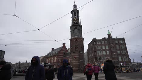 Peatones-Caminando-Sobre-Un-Paso-De-Peatones-En-El-Centro-De-La-Ciudad-De-Ámsterdam-Con-El-Munttoren-Al-Fondo