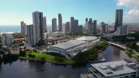 Vorwärts-Bewegte-Luftaufnahme-Mit-Blick-Nach-Süden-über-Das-Gold-Coast-Convention-Center-Und-Casino-In-Broadbeach