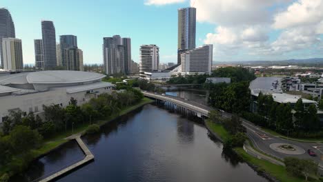 Rückwärts-Luftaufnahme-Mit-Blick-Nach-Süden-über-Das-Gold-Coast-Convention-Center-Und-Casino-In-Broadbeach