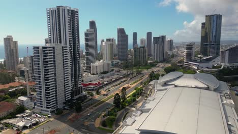 Umkehrende-Luftaufnahme-Mit-Blick-Nach-Süden-über-Das-Gold-Coast-Convention-Center-In-Broadbeach