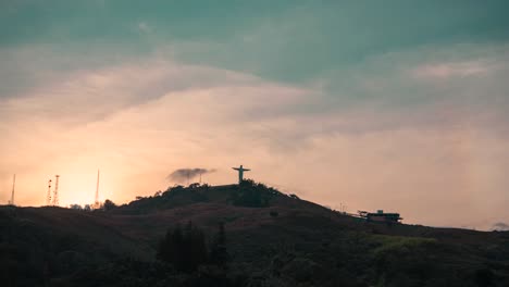 Lapso-De-Tiempo-Cristo-Rey-Al-Atardecer,-Cali,-Colombia