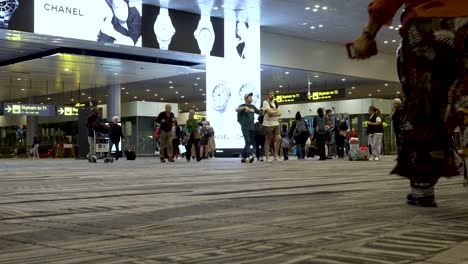 Los-Viajeros-Cruzan-El-Pasillo-En-El-Edificio-De-La-Terminal-De-Salidas-Del-Aeropuerto-De-Changi.