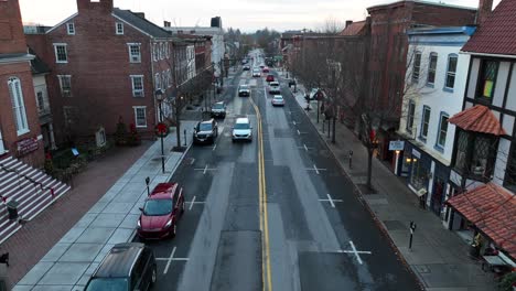 Erstellen-Einer-Drohnenaufnahme-Des-Verkehrs-Auf-Der-Straße-In-Einer-Amerikanischen-Stadt