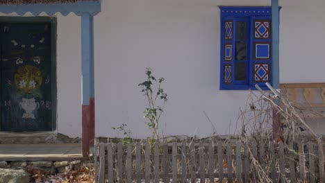 Altes-Haus-Mit-Blauer-Eingangstür-Und-Fenstern-Aus-Dem-19.-Jahrhundert-Im-Winter