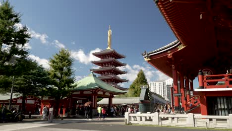 Pasarela-Peatonal-Y-Plaza-Comercial-En-La-Estación-De-Tren-En-El-Distrito-Comercial-De-Marunouchi-En-Chiyoda,-Tokio,-Japón,-Con-La-Concurrida-Explanada