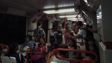 Argentinier-Reisen-In-Einem-Unterirdischen-U-Bahn-Waggon-Der-Roten-Linie-B-Mit-Vintage-Kinobeleuchtung