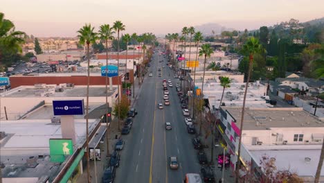 Autos-Fahren-Entlang-Des-Ventura-Blvd-In-Studio-City,-An-Einem-Sonnigen-Tag-In-Los-Angeles