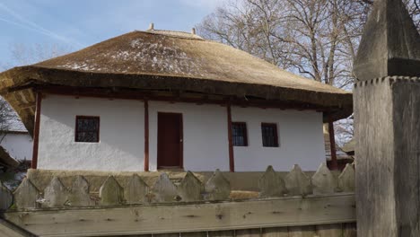 Altes-Haus-Mit-Strohdach.-Schilfhausdach