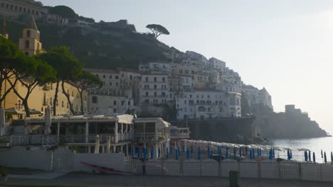 Touristen-Am-Strand-Unterhalb-Der-Berge-|-Amalfiküste-Italien-Reisetourismus-Sonnenaufgang-Klippenküste,-Europa,-Wandern,-4k