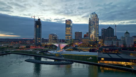 Statische-Drohnenaufnahme-Vor-Der-Skyline-Von-Milwaukee-Lakefront,-Farbenfrohe-Abenddämmerung-In-Den-USA