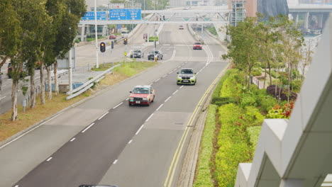 Camiones-Y-Automóviles-Compactos-Cruzan-La-Salida-De-La-Autopista-De-Varios-Carriles-Viajando-Por-Asia.