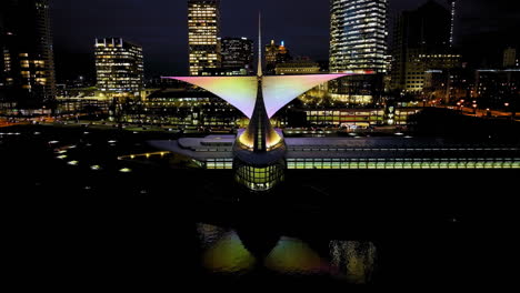 Disparo-De-Un-Dron-Alejándose-Del-Museo-De-Arte-De-Milwaukee-Iluminado-Por-La-Noche,-Anochecer-En-EE.UU.