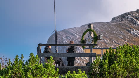 Una-Toma-Secuencial-De-Una-Cizalladura-Del-Viento-Y-Personas-Visitando-Un-Parque-Y-Contemplando-Las-Vistas