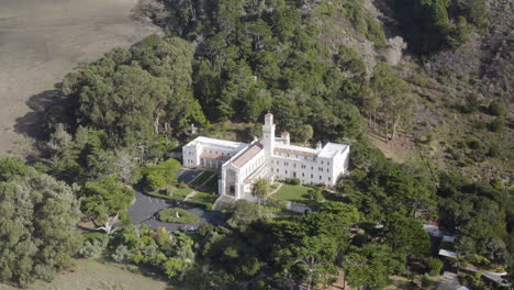 4K-Filmaufnahme-Des-Karmeliterklosters-In-Carmel-by-the-Sea,-Kalifornien