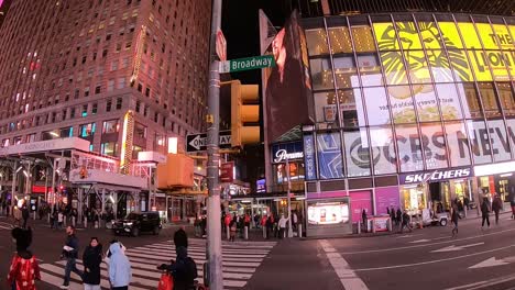 Time-Square-De-La-Ciudad-De-Nueva-York,-Timelapse-De-Multitud-De-Turistas-Y-Vallas-Publicitarias