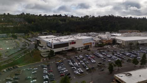 A-hyperlapse-video-of-a-busy-mall-in-Carlsbad,-California