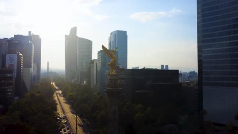 Sonnenaufgang-Am-Denkmal-Des-Engels-Der-Unabhängigkeit-Und-Skyline-Im-Hintergrund