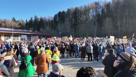 Gente-Protestando,-Sosteniendo-Carteles