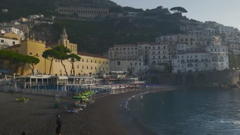 Viajeros-Relajándose-En-La-Playa-Al-Amanecer-|-Costa-De-Amalfi-Italia-Viajes-Turismo-Amanecer-Acantilado-Costa,-Europa,-Para-Caminar,-Tembloroso,-4k