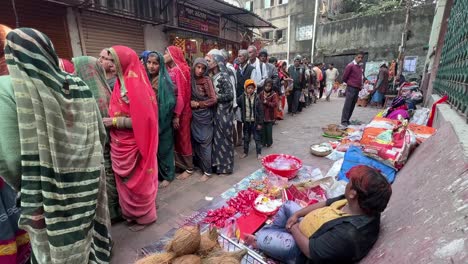 Devotos-Visitando-El-Templo-Kalighat-Durante-El-Festival-Sankranti-En-Calcuta,-India