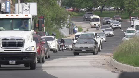 Tráfico-Pesado-En-Una-Carretera-Muy-Transitada-En-Tegucigalpa,-Capital-De-Honduras