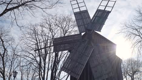 Detail-Einer-Kaputten-Alten-Hölzernen-Windmühle-Mit-Fehlendem-Flügel