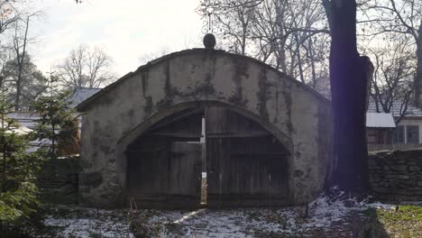 Altes-Tor-Aus-Stein-Und-Holz