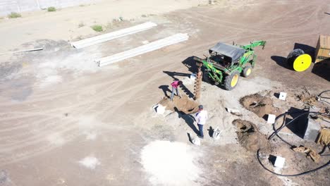 La-Vista-Aérea-De-Drones-En-El-Tractor-Suministra-Cable-Cavando-Un-Agujero-En-El-Suelo