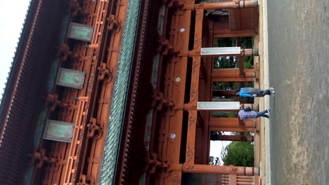 Pareja-De-Turistas-Caminando-Hacia-La-Puerta-Koyasan-Daimon