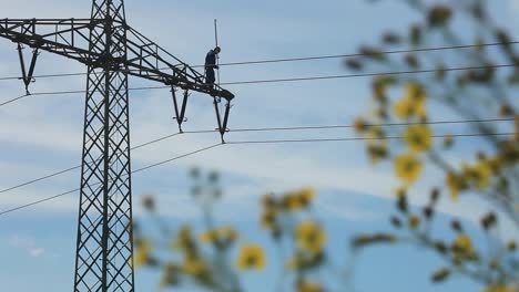 Trabajador-En-Línea-Eléctrica-De-Alta-Tensión-Contra-El-Cielo-Azul,-Arnés-De-Seguridad,-Día-Claro