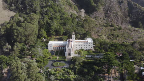 Toma-Cinematográfica-De-4k-De-Gran-ángulo-Del-Monasterio-Carmelita-En-Carmel-by-the-sea,-California