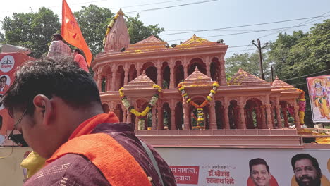 Procesión-Llevando-Una-Réplica-Arquitectónica-De-Ram-Mandir-En-Un-Camión