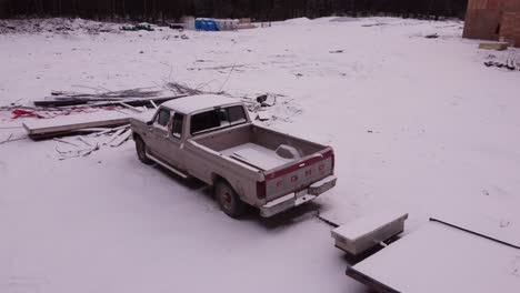 Oldtimer-LKW-Mit-Anhänger-Im-Schnee