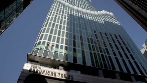 Mirando-Hacia-El-Increíble-Rascacielos-Que-Construye-La-Torre-Tokyu-Kabukicho-En-Tokio,-Japón,-Desde-Su-Entrada-Con-Sus-Ventanas-De-Vidrio.