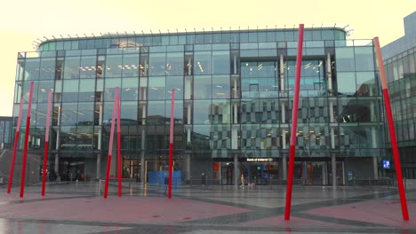 Toma-Panorámica-En-La-Zona-Sur,-Muelle-Del-Gran-Canal-En-La-Zona-De-Negocios-De-Dublín,-Irlanda