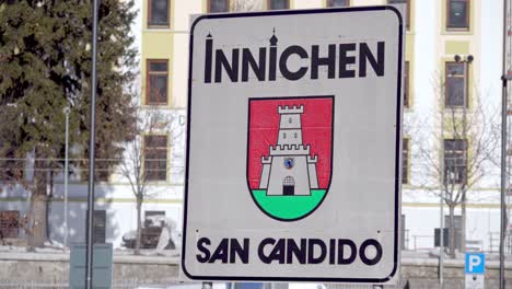 Cartel-Del-Pueblo-De-Innichen---San-Candido,-Tirol-Del-Sur,-Italia-Con-El-Nombre-De-La-Ciudad-Y-El-Escudo-De-Armas